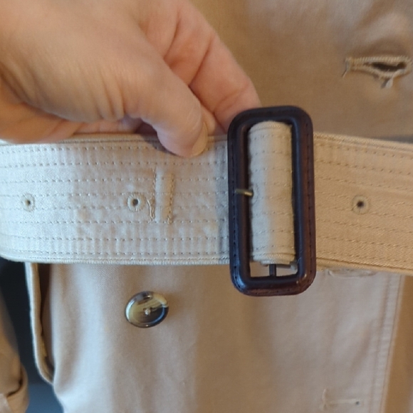 Classic Beige Trench Coat - Picture 6 of 8